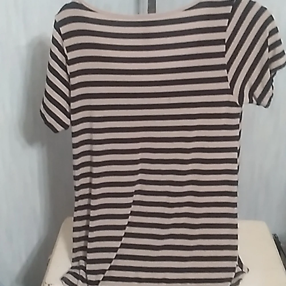 LulaRoe Small Tan Black Zig Zag Stripes Short Sleeves Top Like New - Picture 7 of 7